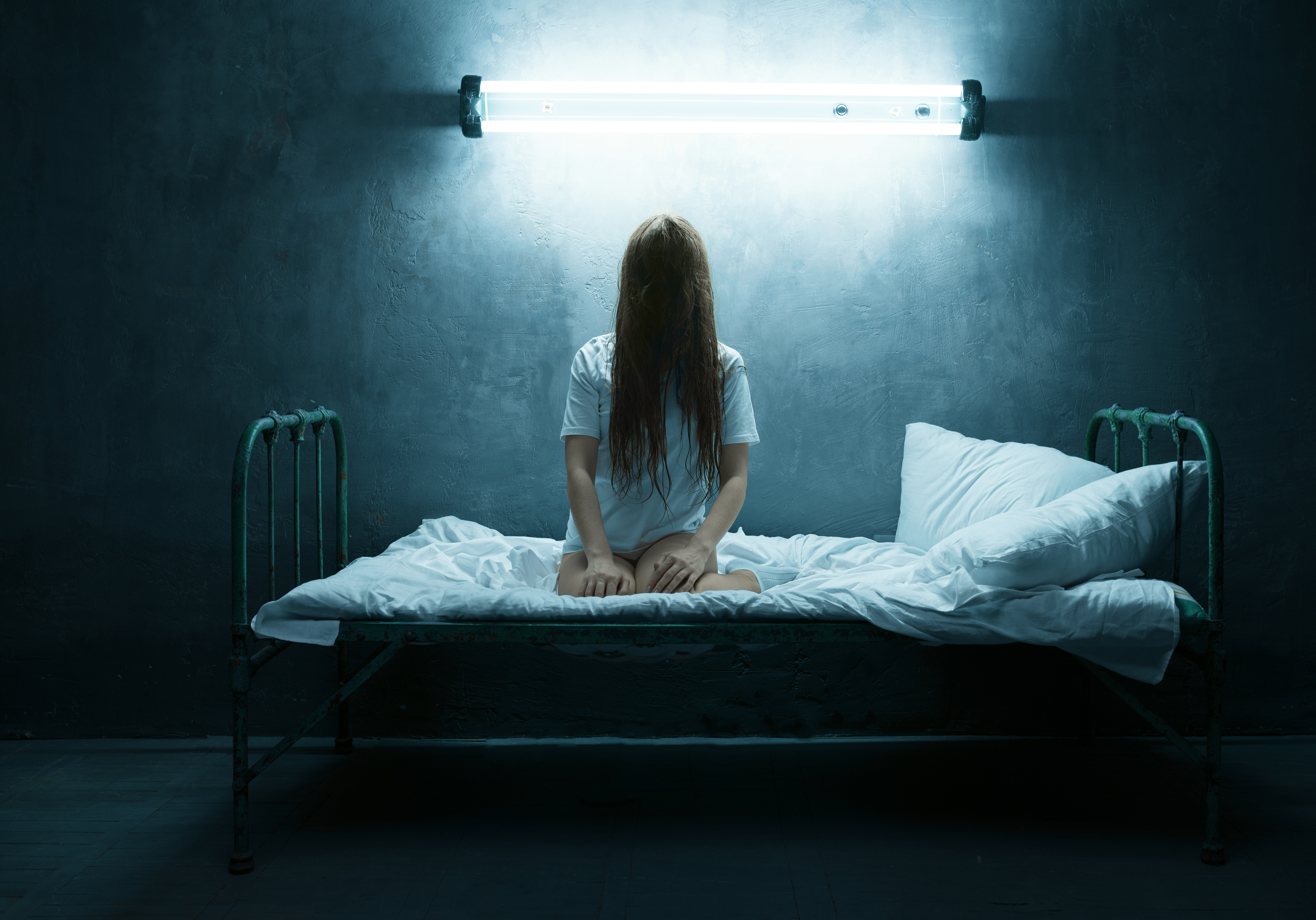 Девушка в кровати депрессия